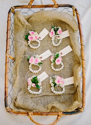 цветочные браслеты для подружек невесты с жемчужными бусинами