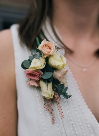 цветочный корсаж для подружек невесты, прикрепленный на платье