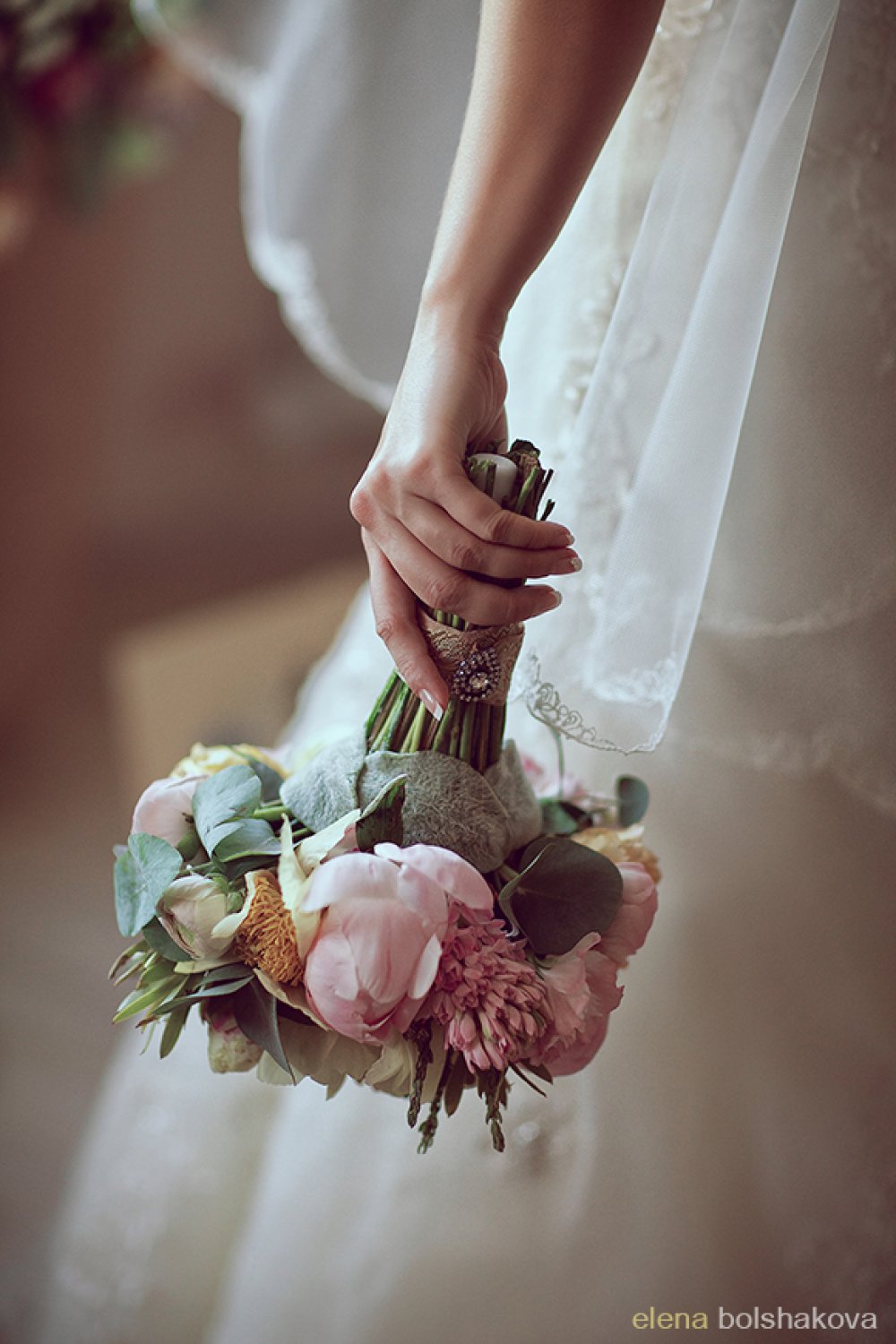 прекрасный букет невесты из пионовидной розы