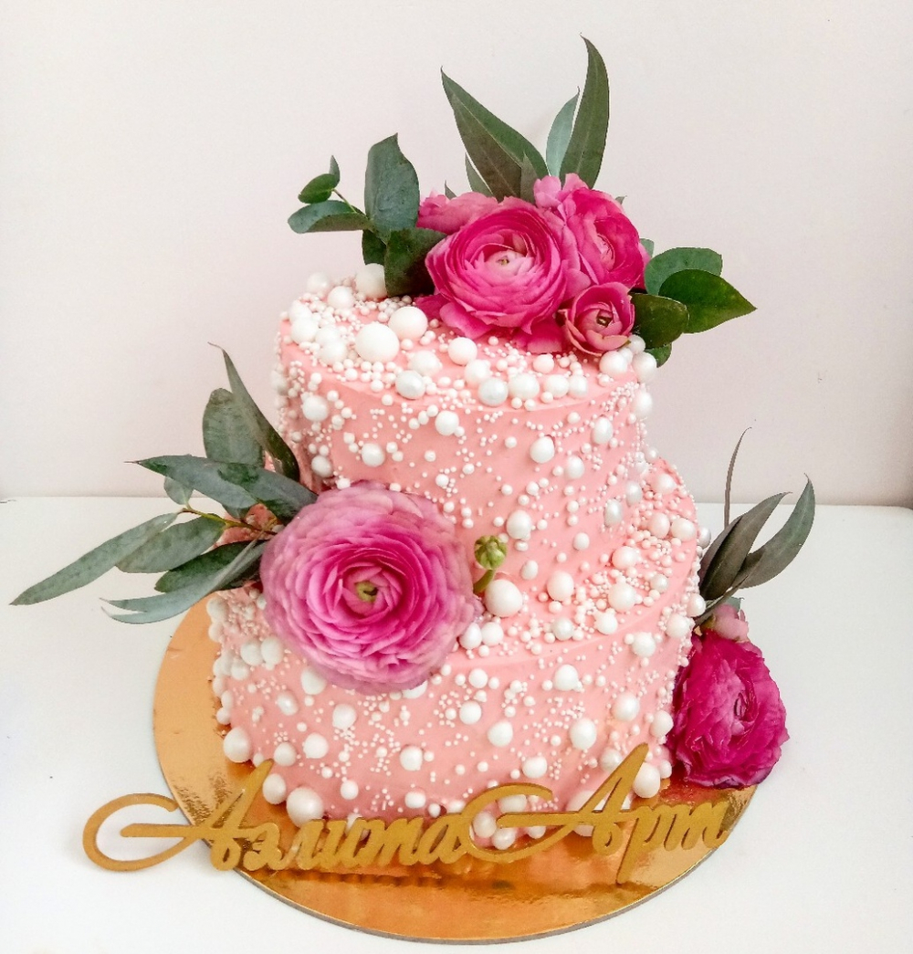 Двух ярусный свадебный тортик с живыми цветами
