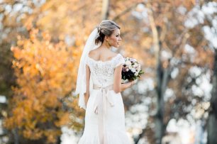 Свадебное платье с атласным бантом