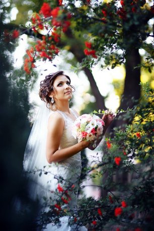 Красивый портрет невесты в цветущем парке